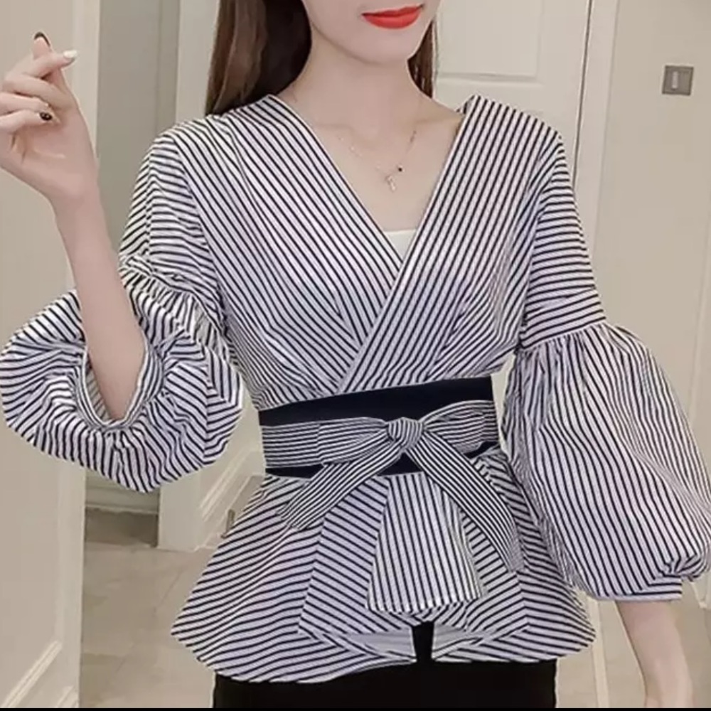 Beautiful brand new top old money aesthetic stripes with belt